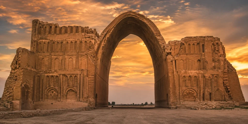 طاق کسری ایوان مدائن تیسفون معماری ساسانی قوس سهمی‌گون آجری