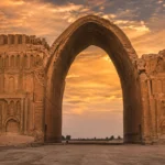 طاق کسری ایوان مدائن تیسفون معماری ساسانی قوس سهمی‌گون آجری